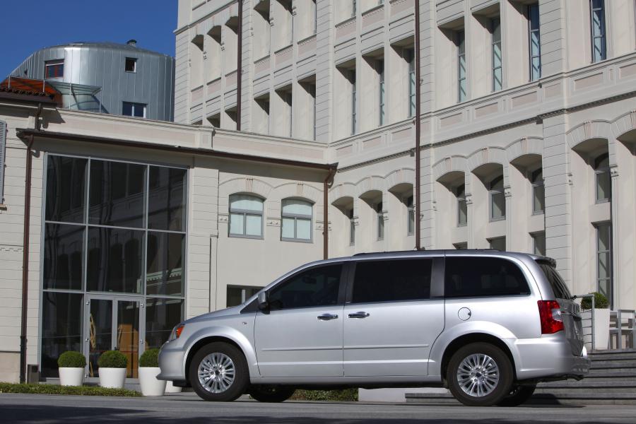  Lancia Voyager 2011 года  (фото 31 из 66)